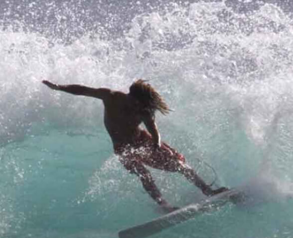 surfer-midride-water-spraying-around-img